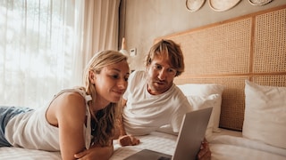 Pärchen liest Bewertungen für Hotels und Restaurants, die womöglich fake sind