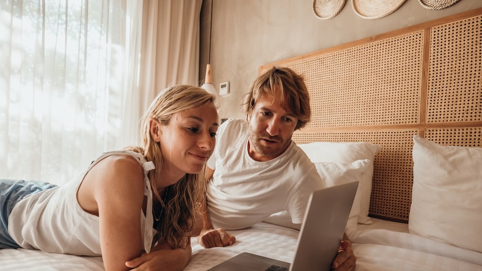 Pärchen liest Bewertungen für Hotels und Restaurants, die womöglich fake sind