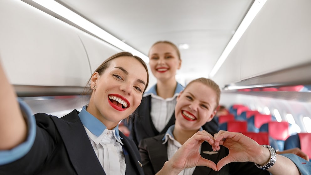 Flugbegleiter sind meistens freundlich – ist das Teil ihrer Jobbeschreibung?