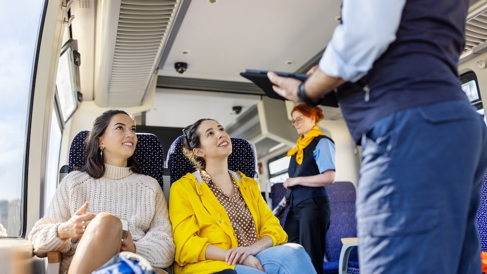 Bei der Ticketkontrolle ist ein gültiges Ticket vorzuzeigen – ansonsten ist es Schwarzfahren