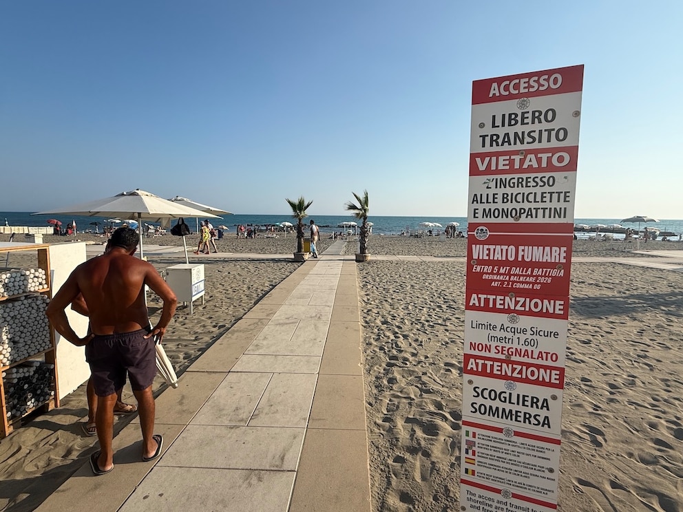 Auf Schildern wird nun darauf hingewiesen, dass der Zugang zum Meer frei ist.
