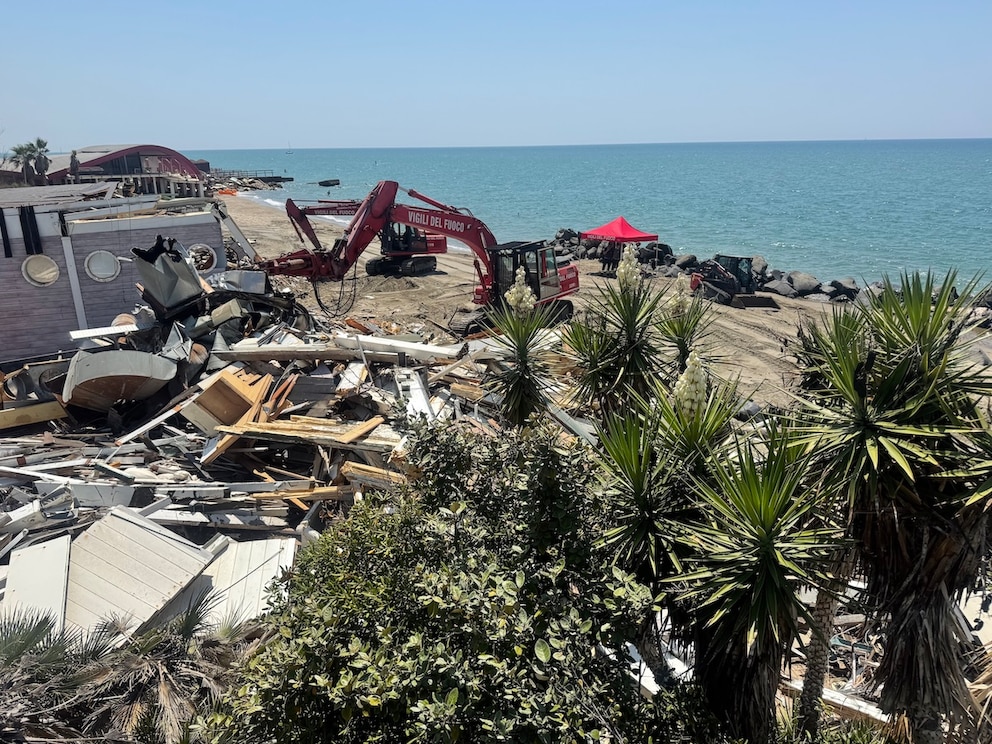 In Ostia, dem Stadtstrand von Rom, werden alte Strandb&auml;der, wie hier das &bdquo;Shilling&ldquo;, abgerissen.