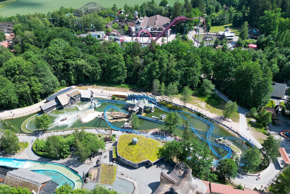 Blick &uuml;ber die neue Wasser-Achterbahn &bdquo;Donnervind&ldquo; im Freizeitpark Plohn.