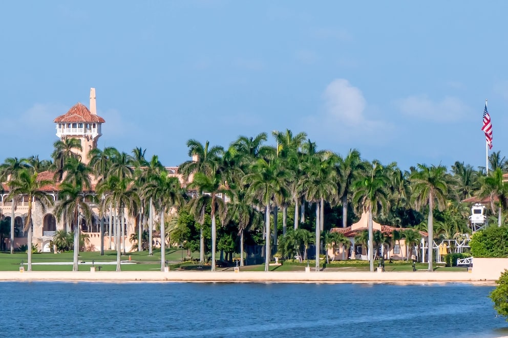 Since October 2025, a permanent no-fly zone has been in effect around the luxury estate Mar-a-Lago of the U.S. president in Palm Beach, Florida.