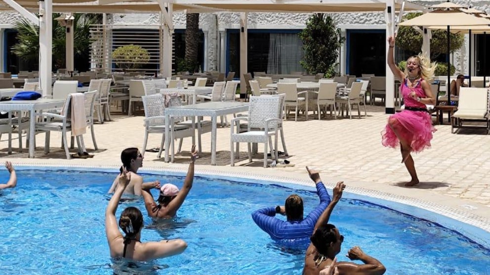 Pool hotel entertainer