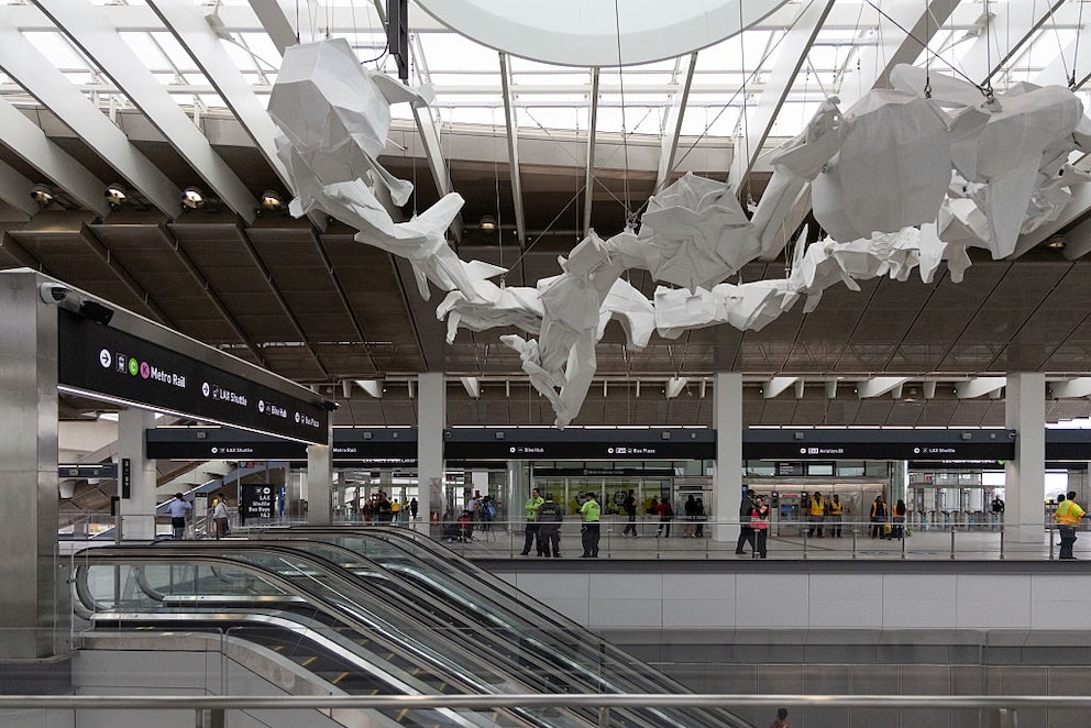 Blick in den 2025 er&ouml;ffneten Bahnhof in Los Angeles, unter dessen Decke ein Kunstwerk installiert ist