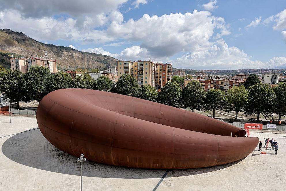 Einer der monumentalen Eing&auml;nge zur U-Bahnstation Monte Sant'Angelo in Neapel