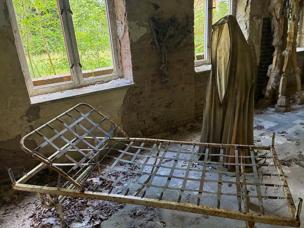 Eerily appearing art installations in the former sanatorium