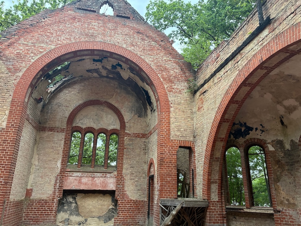 Die &Uuml;berreste der durch Brandstiftung zerst&ouml;rten Kirche auf dem Gel&auml;nde der Heilst&auml;tte Grabowsee
