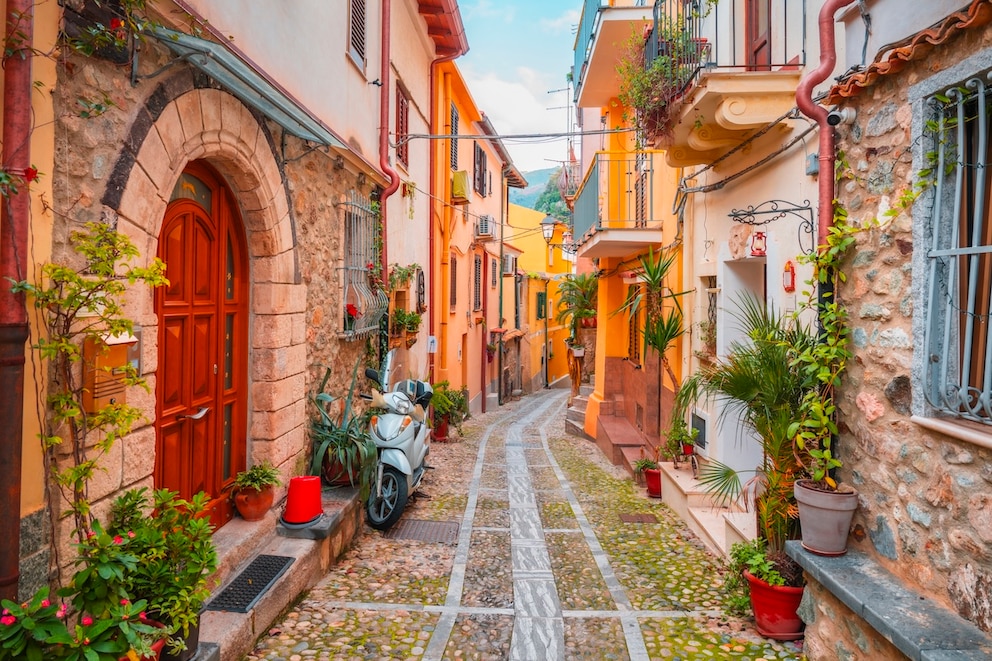 Farbenfrohe Gasse in Scilla, Kalabrien