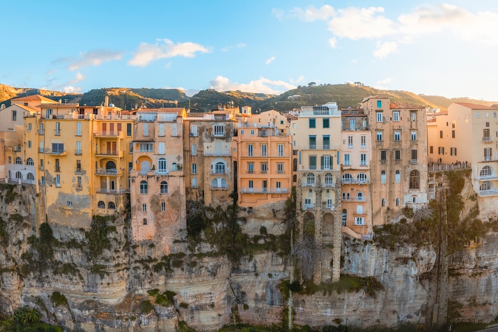 Die auf Klippen erbaute Stadt Tropea in Kalabrien