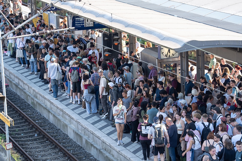 Menschenmassen warten am Bremer Hbf &ndash; er gilt als der schlechteste Bahnhof Europas