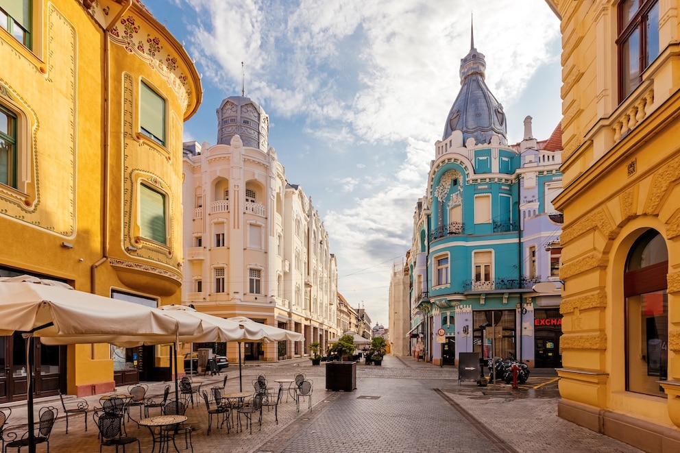 Die Altstadt-Gassen von Oradea sind gef&uuml;llt mit kleinen Caf&eacute;s zwischen imposanten Geb&auml;uden