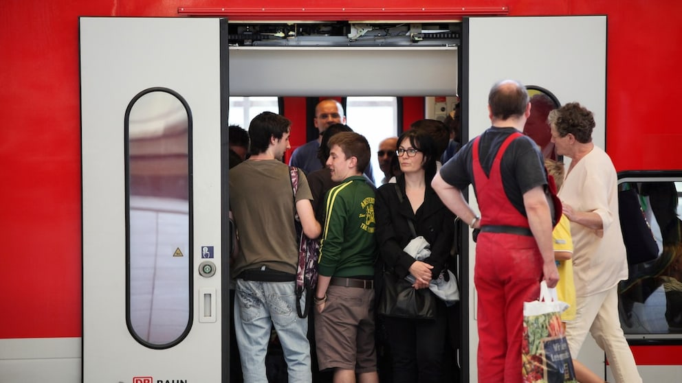 Fahrgäste in S-Bahn, die keine Toiletten hat