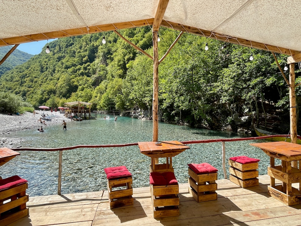 Am Shala River liegen mehrere Bars und Restaurants