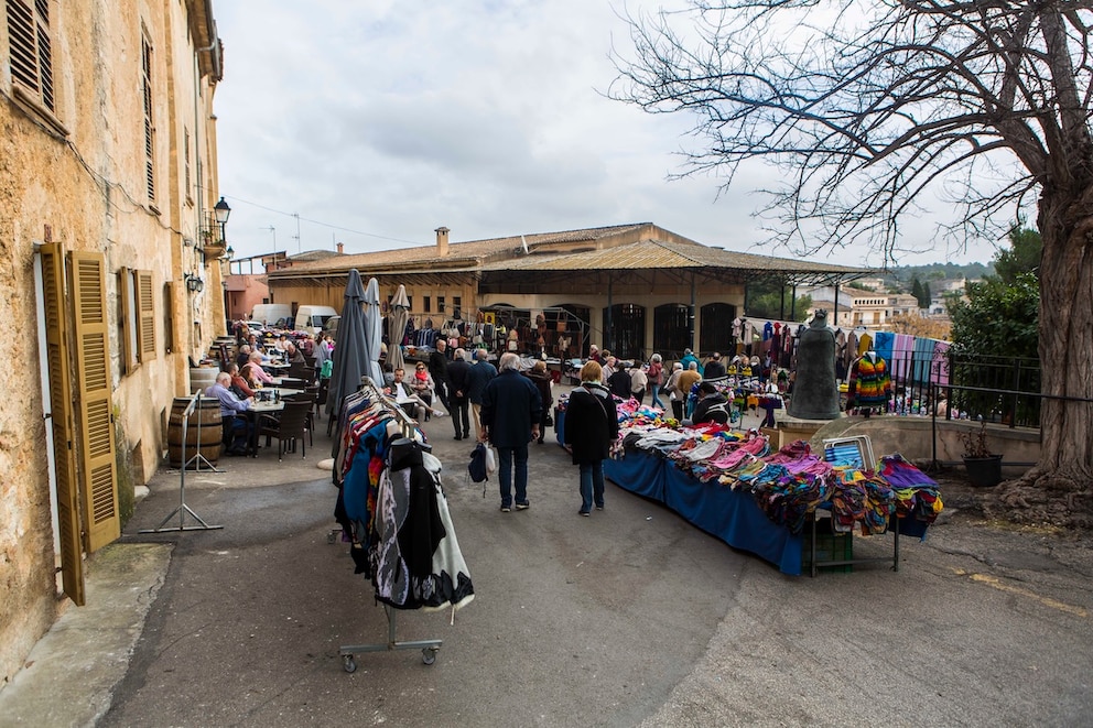 Mainly visited by locals in winter: the weekly market in Sineu. It is the only true farmers' market in Mallorca and has existed since 1306.