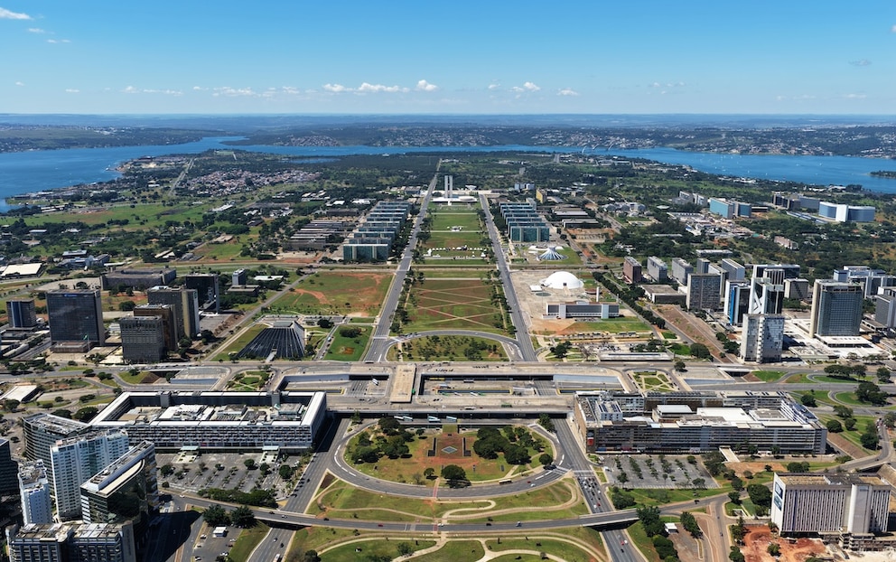 Blick &uuml;ber Brasilia mit der markanten Stra&szlig;e im Zentrum