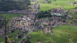 Der Ort Inzell liegt in einem weiten Talgrund in den Chiemgauer Alpen und ist von Bergen umgeben