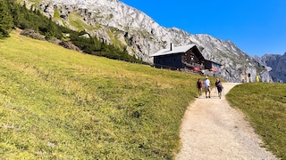 Hütte in Sicht: Doppelreservierungen sollten Wanderer unbedingt vermeiden – sie sind unfair gegenüber anderen Gästen und den Hüttenteams