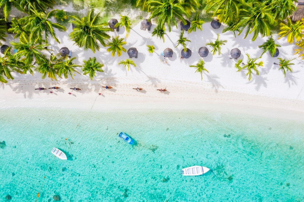 Traumstrand mit wei&szlig;em Sand und t&uuml;rkisfarbener Lagune auf Mauritius