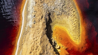 Wie ein abstraktes Kunstwerk wirkt diese Luftaufnahme des spanischen Rio Tinto in Andalusien. Seine einmalige Gewässerfärbung hat ihn weltweit bekannt gemacht. Und interessant für die Forscher der NASA