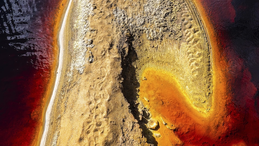 Wie ein abstraktes Kunstwerk wirkt diese Luftaufnahme des spanischen Rio Tinto in Andalusien. Seine einmalige Gewässerfärbung hat ihn weltweit bekannt gemacht. Und interessant für die Forscher der NASA