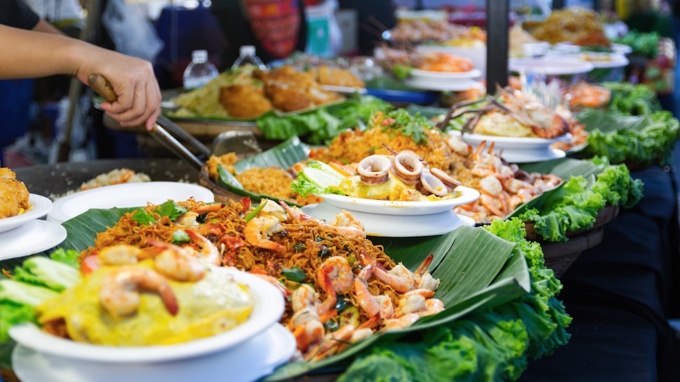 Street Food in Thailand: Vielfältige Aromen und regionale Köstlichkeiten. Foto: magnific.com