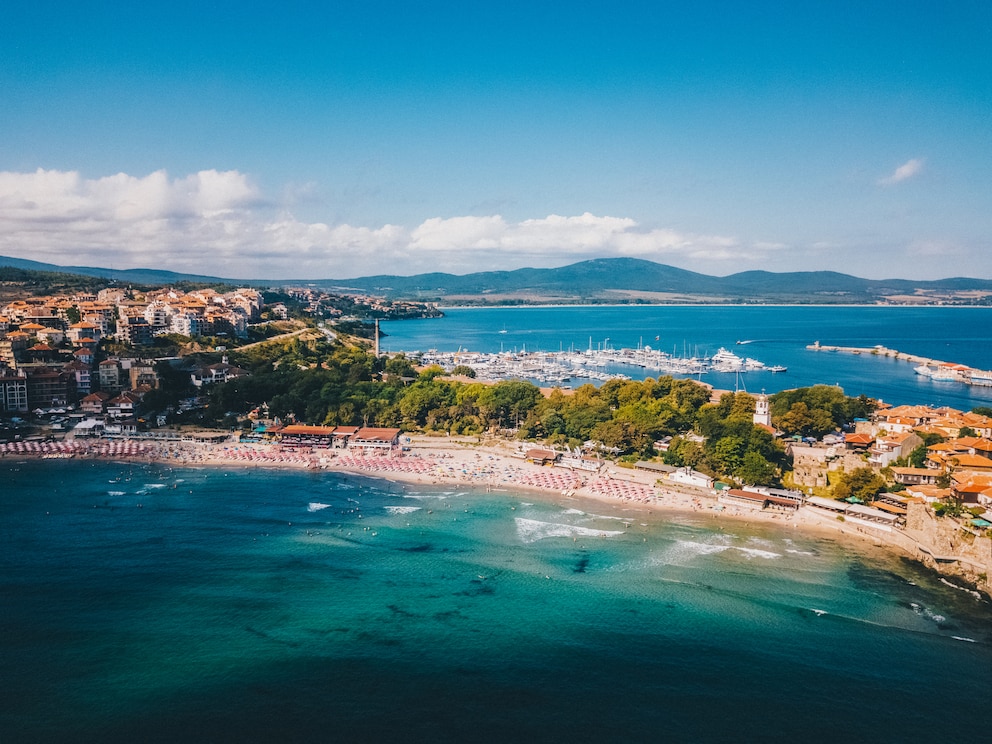 Altstadt und Strand geh&ouml;ren in Sozopol fest zusammen
