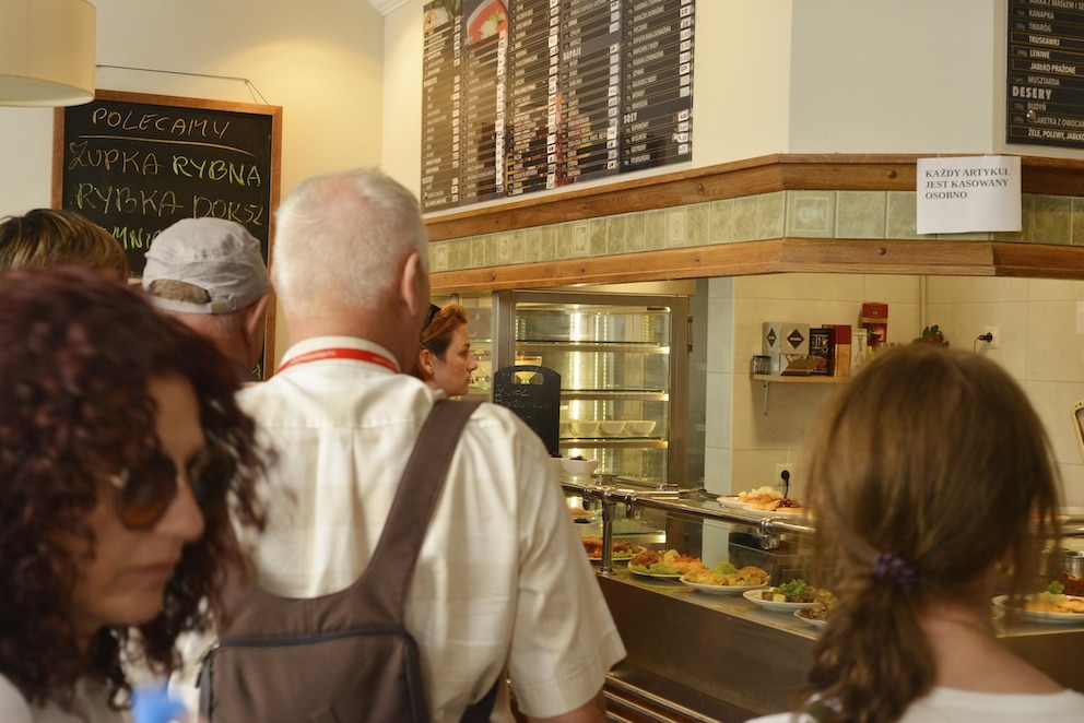 G&auml;ste in einer Milchbar in Polen