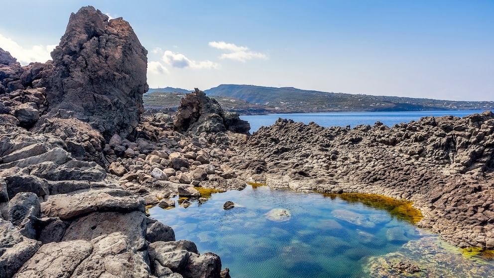 Auf Pantelleria befinden sich mitten im Vulkangestein zahlreiche Naturpools