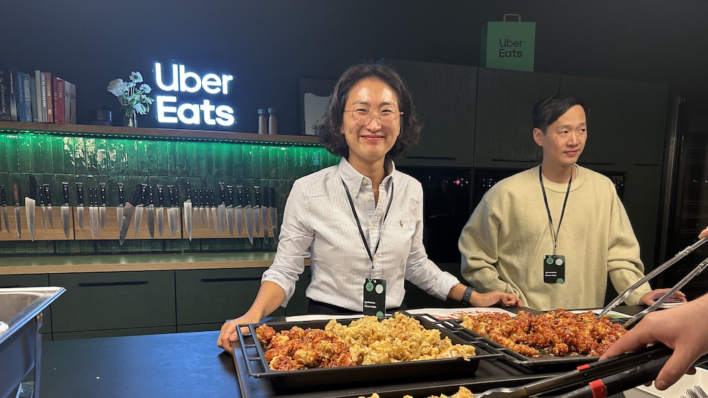 Die Inhaberin des Gewinners zum Besten Restaurant des Jahres bei den Uber Eats Awards 2026
