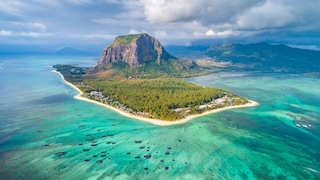 Der Le Morne Brabant ist nicht nur das Wahrzeichen von Mauritius, ihm liegen auch die schönsten Strände der Insel zu Füßen